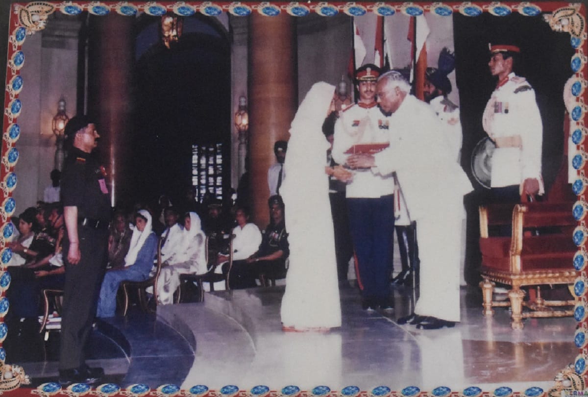 naa chitti naa sandesh, tirange me lipta aaya shaheed