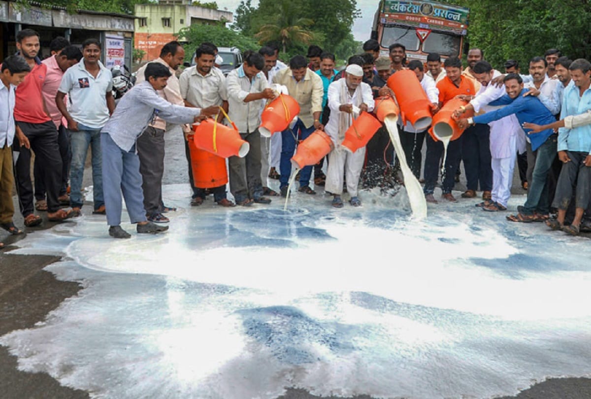 Farmers movement in Maharashtra, Supply of milk tankers in police custody