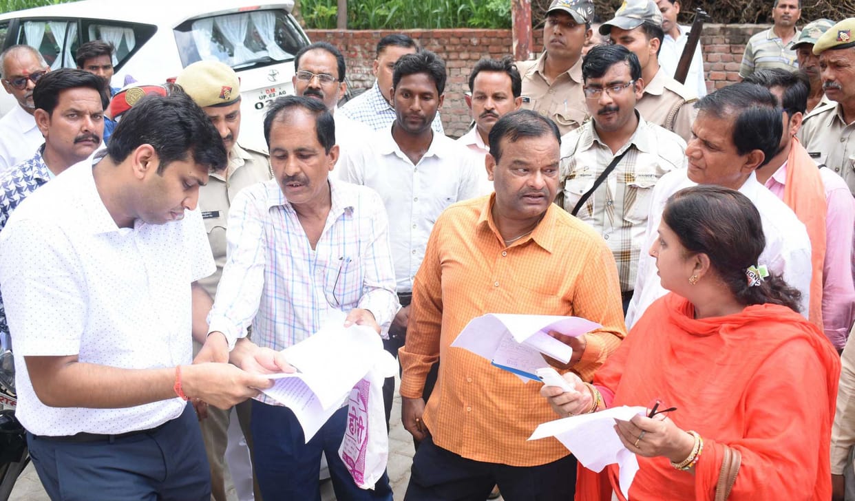 मास्टर प्लान और डीआईओएस कार्यालय में डीएम का छापा