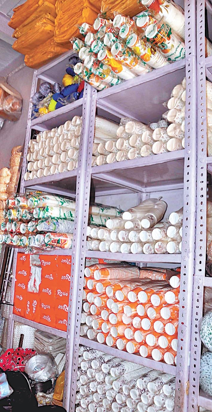 shopkeeper demanded time to sell goods in amroha, polythene banned