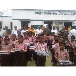 स्कूल चलो अभियान के तहत निकाली रैली