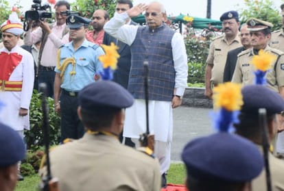 kaptan singh solanki took oath of executive governor of himachal