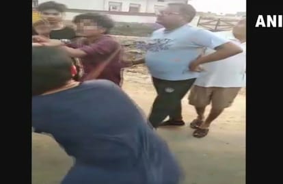 video of Bharatpur girl goes viral who has beaten up a boy stalking her from past days