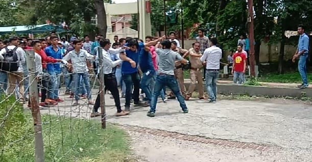 महाविद्यालय में प्रवेश रोकने को लेकर मारपीट, मची भगदड़