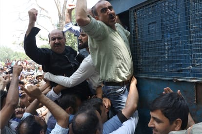 teachers protest in srinagar for seventh pay commission and other rights