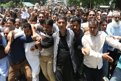 teachers protest in srinagar for seventh pay commission and other rights
