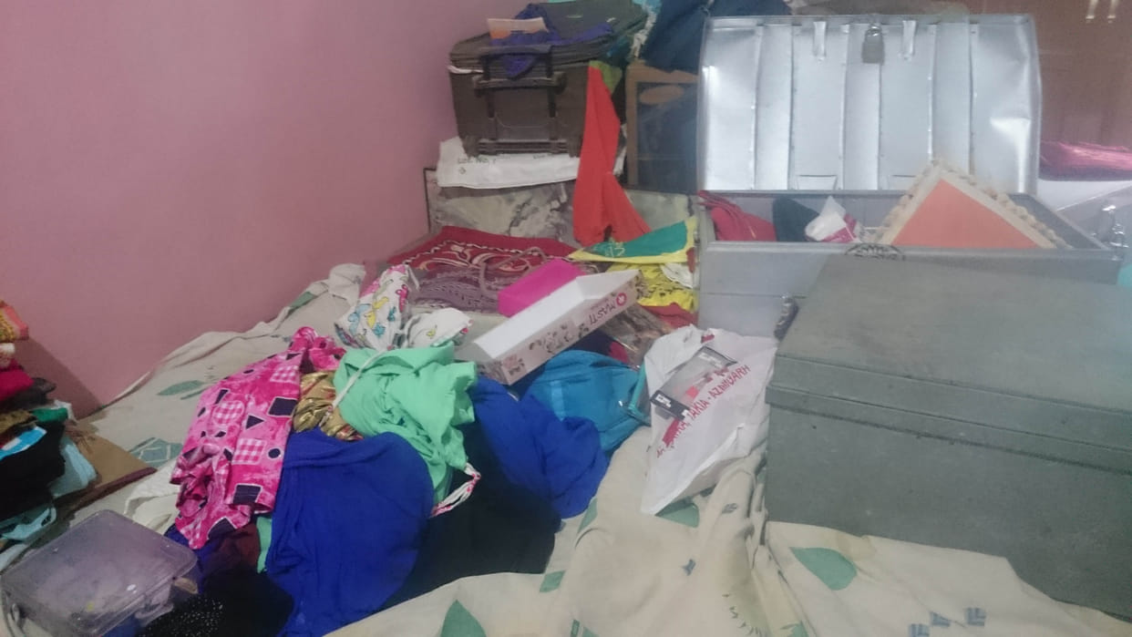 Lakhs of goods and cash theft from home