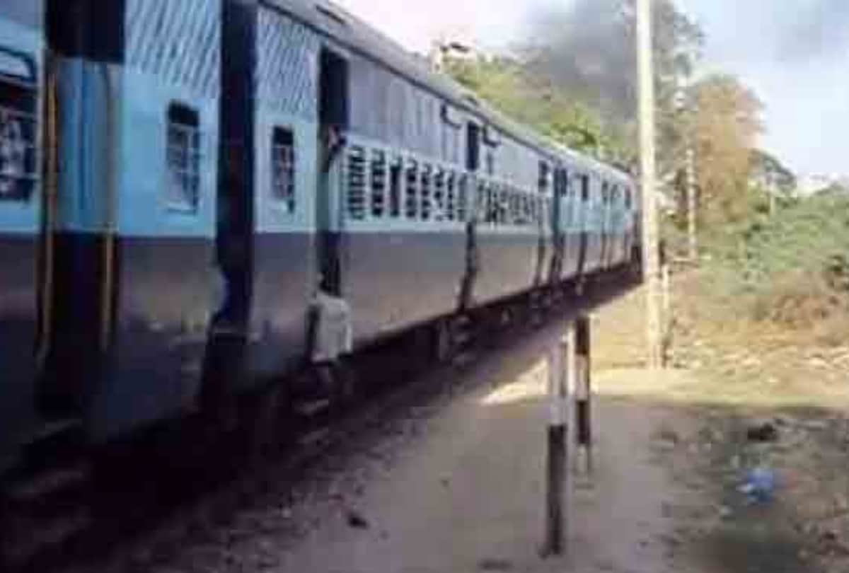 Railway gives tickets for 108 passengers in 90 seats bogie of badshahnagar intercity