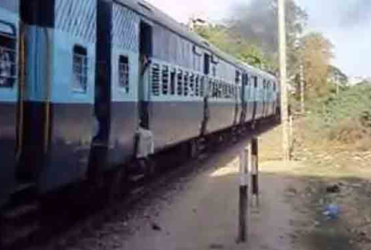 Railway gives tickets for 108 passengers in 90 seats bogie of badshahnagar intercity