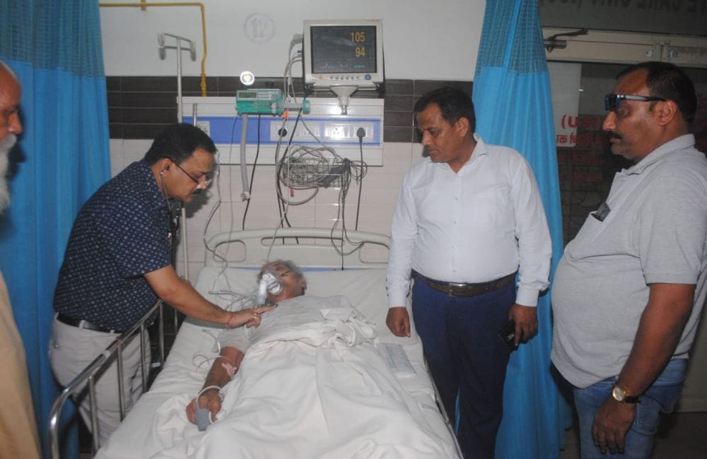 veteran poet gopaldas neeraj admitted to hospital in agra