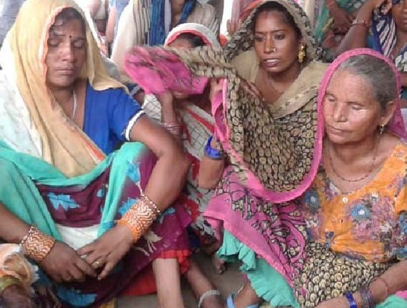 सांड़ ने हमला कर किसान को मार डाला, स्कूल में जमाया डेरा