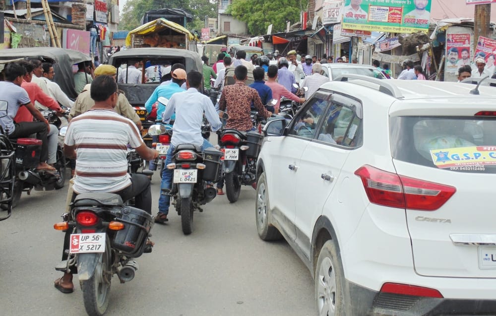 बेतरतीब खडे वाहनों से बढ़ी परेशानी, सक्सेना चौराहे पर लगता जाम