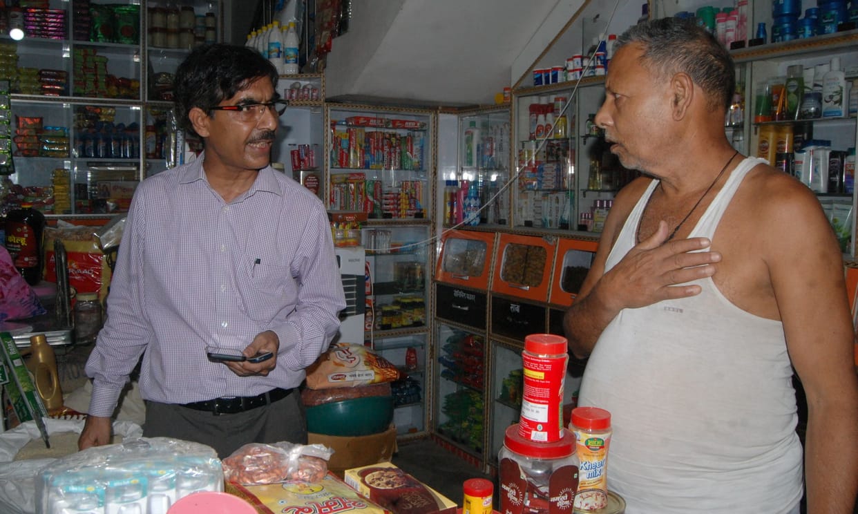 ग्राहक बन दुकानों पर पहुंचे अफसर, जब्त की पॉलिथीन