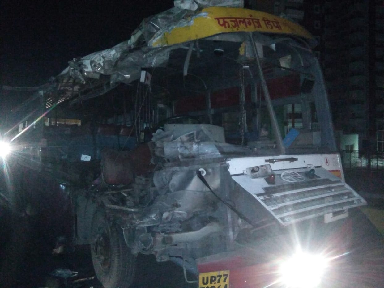 many injured in an accident in near vibhutikhand in luckno.