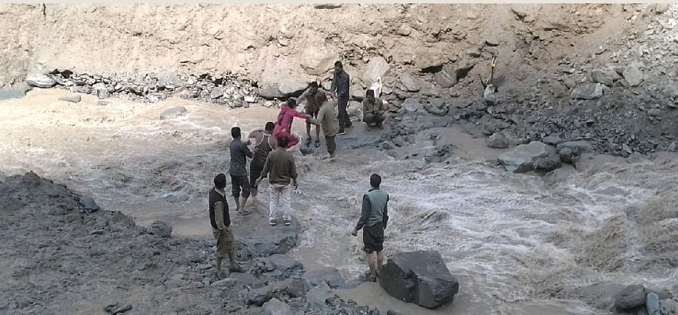 ग्रामीणों ने घरों से बाहर रात भर दहशत में गुजारी रात