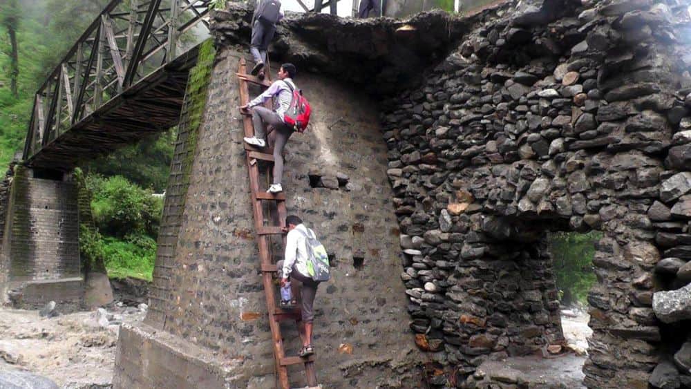 after cloud burst in chamoli student and public helpless to give their life in danger