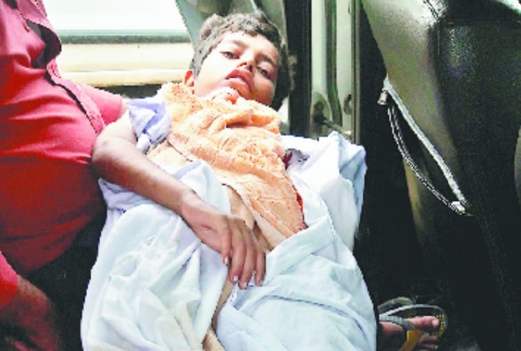 कुतों के हमले से 12 वर्षीय मासूम लहूलुहान