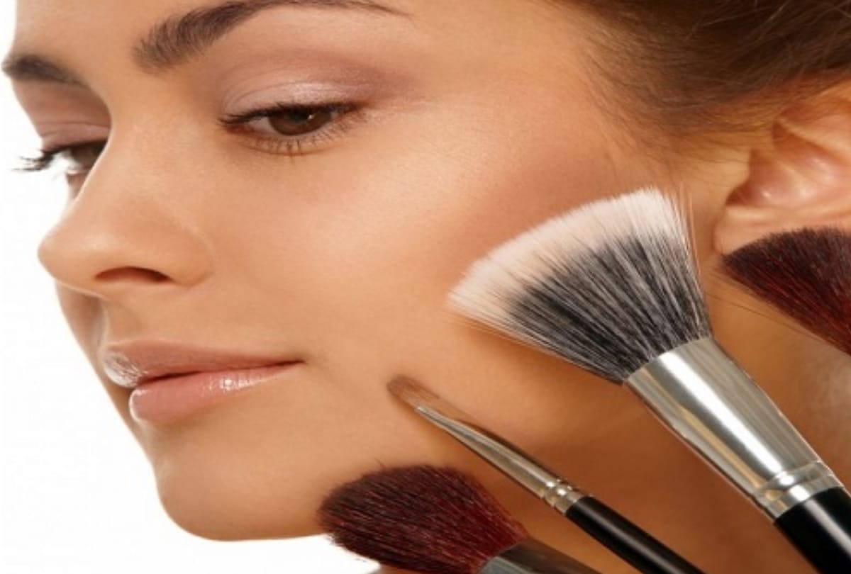 when applying foundation on your face, remember these 5 foundation hacks