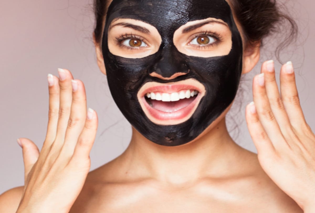 Detoxifying charcoal face mask make at home