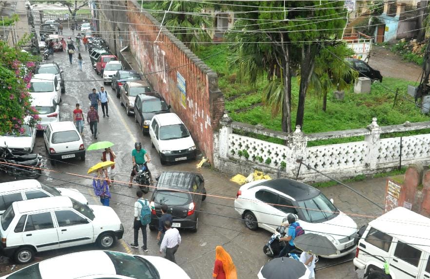 नो पार्किंग जोन में खड़े किए जा रहे वाहन, नियमों को ठेंगा