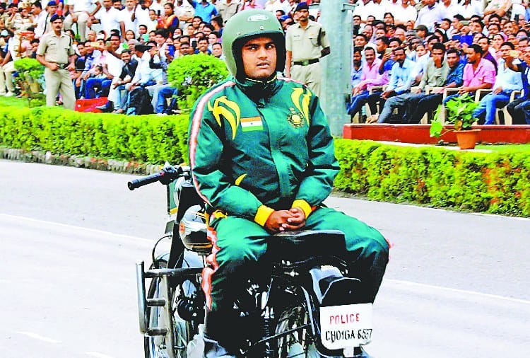 Indian Army Soldiers Perform Motorbike Stunts in Passing Out Prade