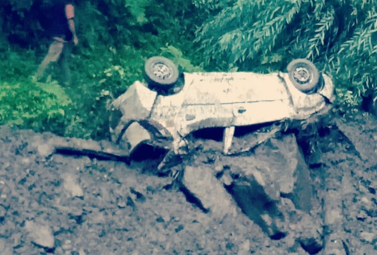 cloudburst in manali cars and bikes washed away in flood dozens of roads blocked