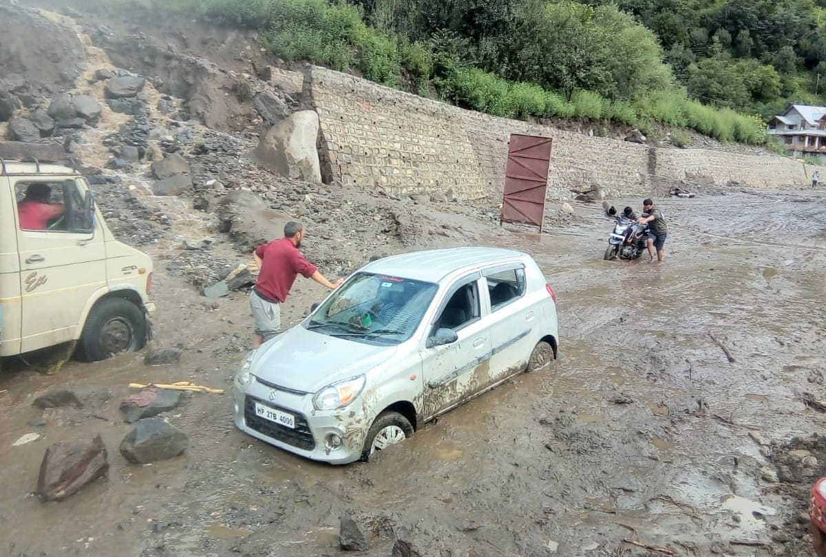 cloudburst in manali cars and bikes washed away in flood dozens of roads blocked