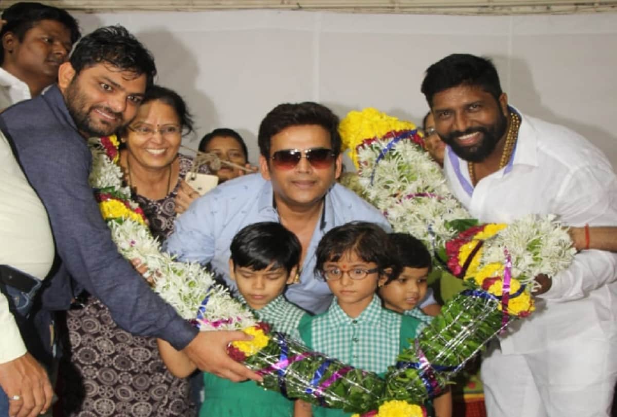 ravi kishan celebrates his 49th birthday in with Blind childs