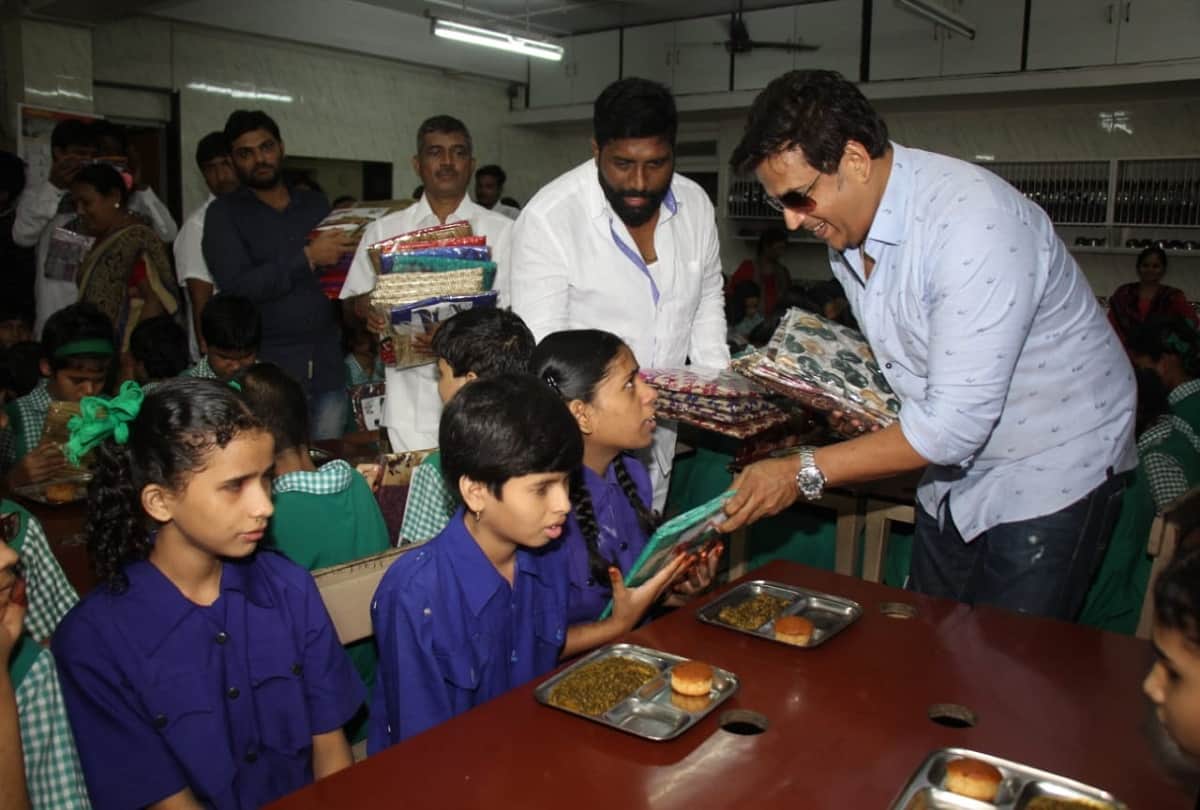 ravi kishan celebrates his 49th birthday in with Blind childs