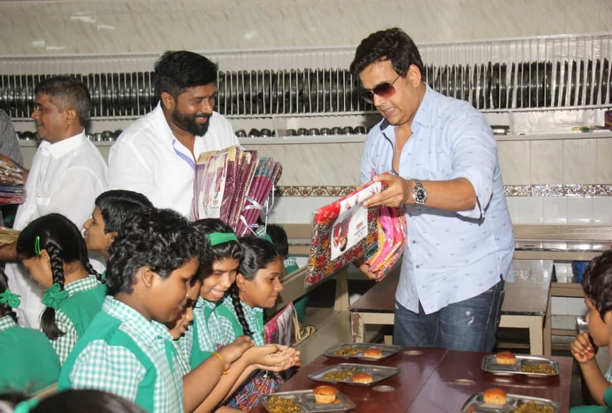ravi kishan celebrates his 49th birthday in with Blind childs
