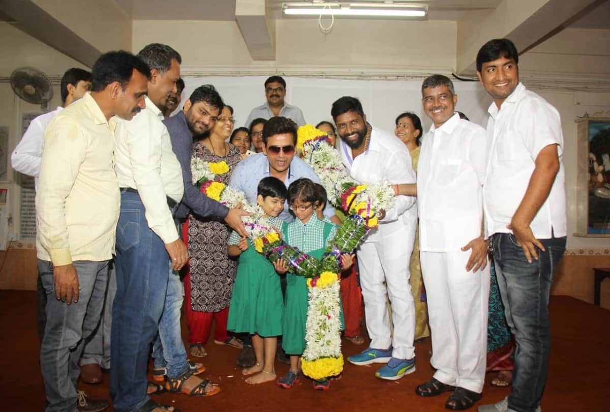 ravi kishan celebrates his 49th birthday in with Blind childs