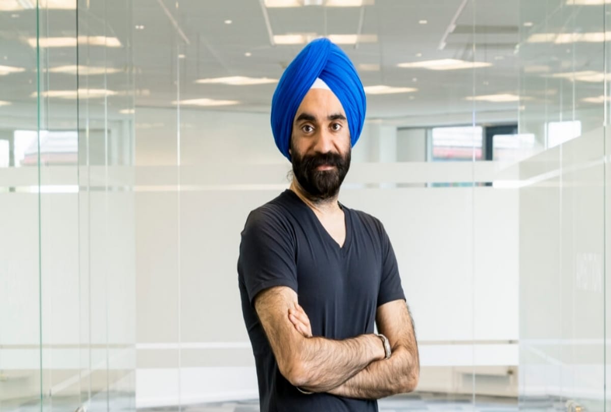 Man have seven rolls royce car matching with his turban