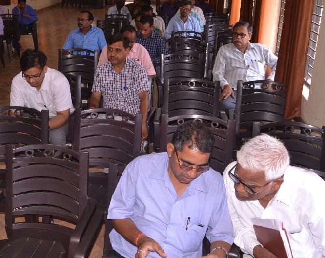 संपूर्ण छोड़िये यहां लेस मात्र भी समाधान की उम्मीद नहीं