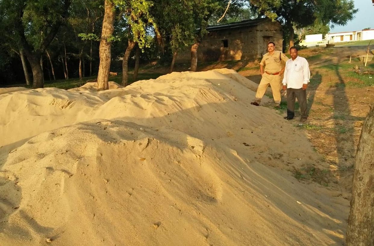 Sonebhadra police sized 500 tractor sand