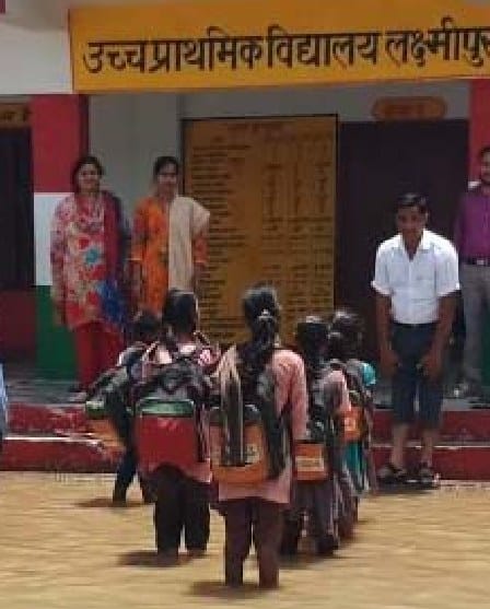 स्कूल में जलभराव इतना कि डूब जाती बच्चों की पढ़ाई