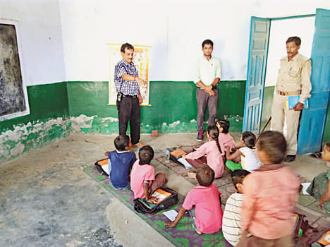 परिषदीय विद्यालय का निरीक्षण करते तहसीलदार राजीव उपाध्याय।