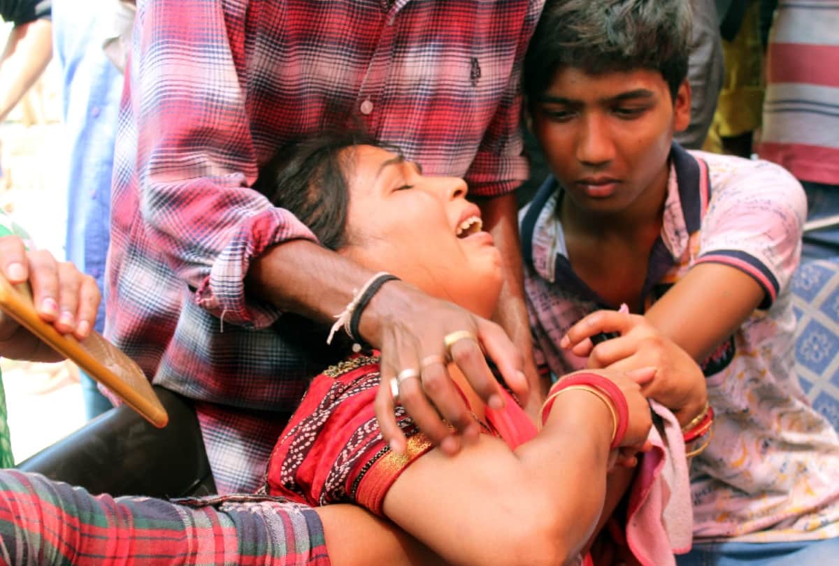Shahberi Building Collapse people cry to see dead body