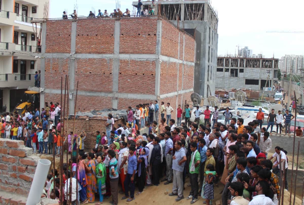 Shahberi Building Collapse people cry to see dead body