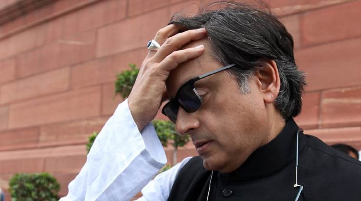 Shashi Tharoor Tweet ob Mirza Ghalib, Javed Akhtar corrected it