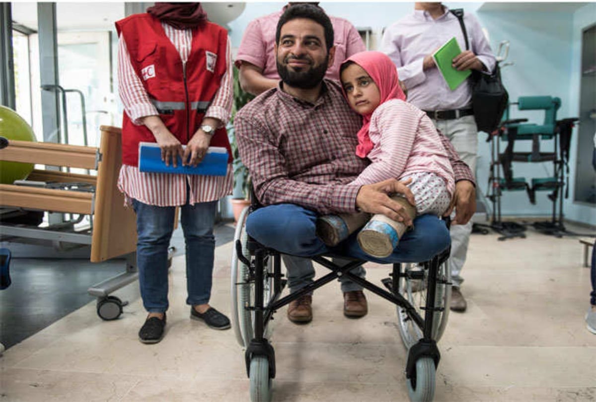 eight years old girl who used tin cans for legs in northern syria 