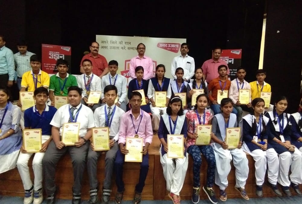 toppers honoured in ambedkarnagar.