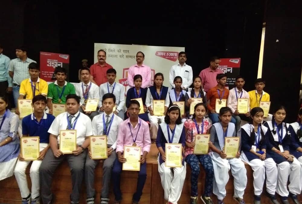 toppers honoured in ambedkarnagar.