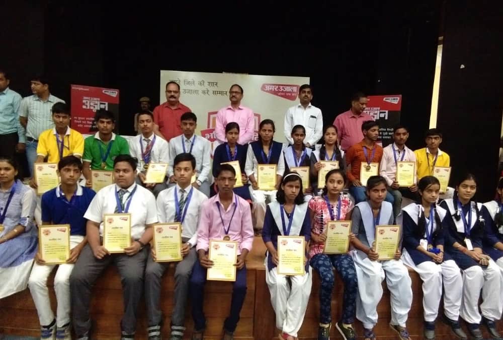 toppers honoured in ambedkarnagar.