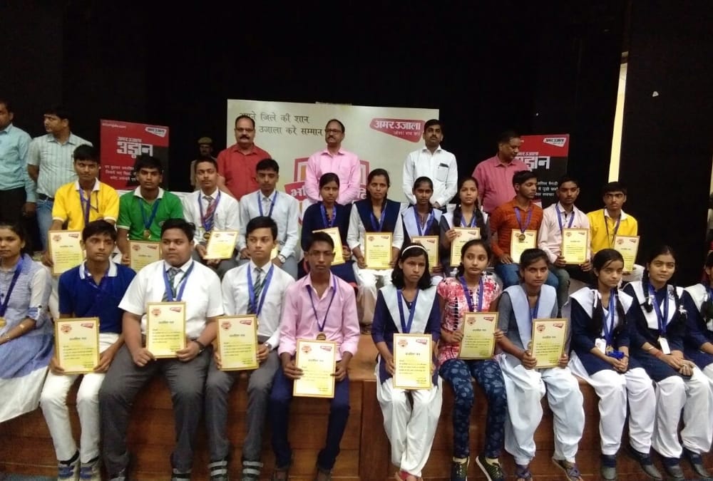 toppers honoured in ambedkarnagar.