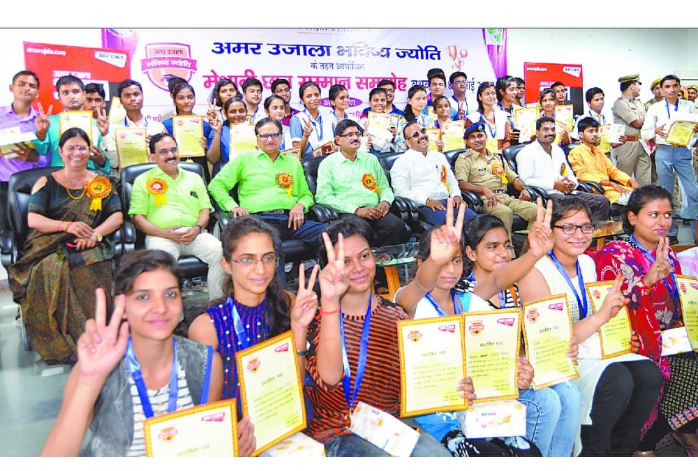 toppers honoured in gonda.