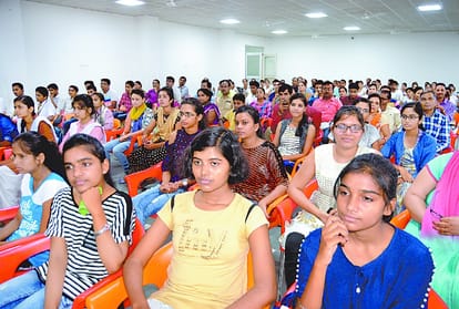 toppers honoured in gonda.
