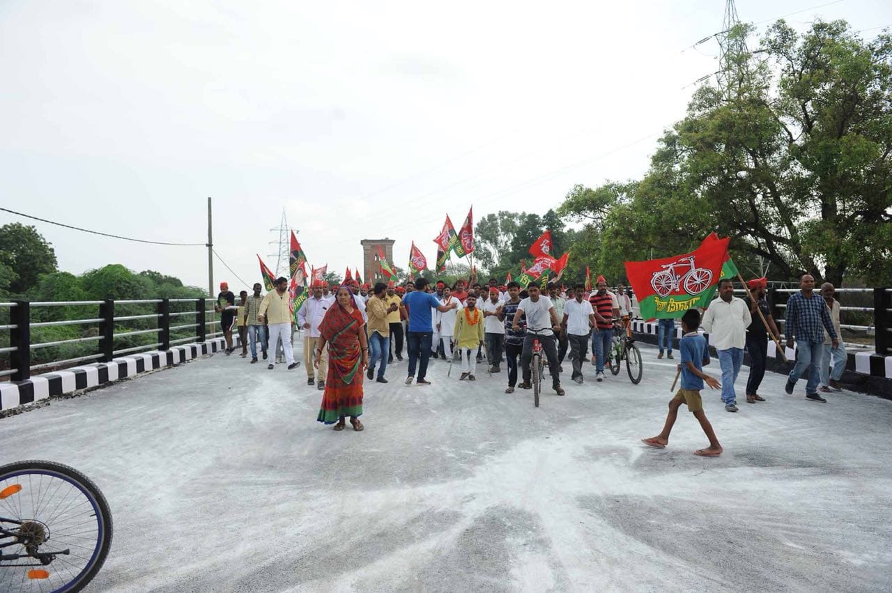 samajwadi worker inaugurated pipra ghat over bridge in lucknow