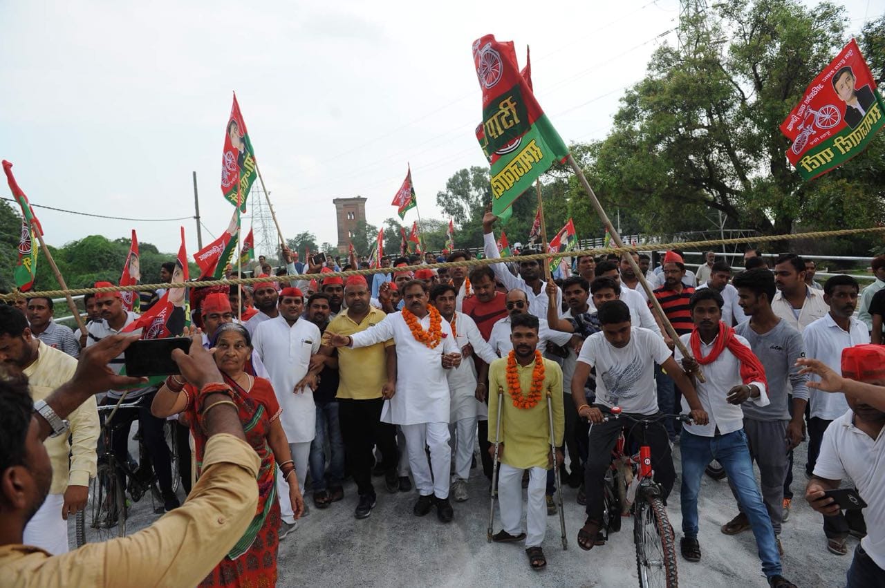 samajwadi worker inaugurated pipra ghat over bridge in lucknow