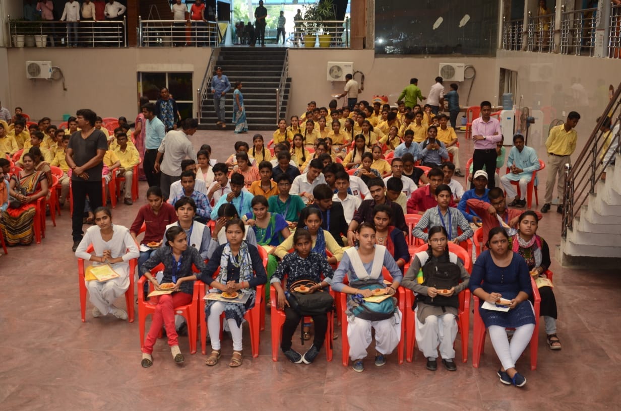 meritorious student honored in amar ujala bhavishya jyoti programme