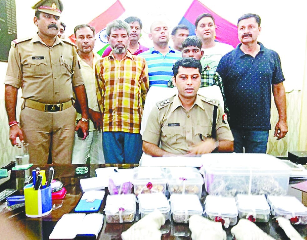 Two miscreants shot at the foot in the encounter